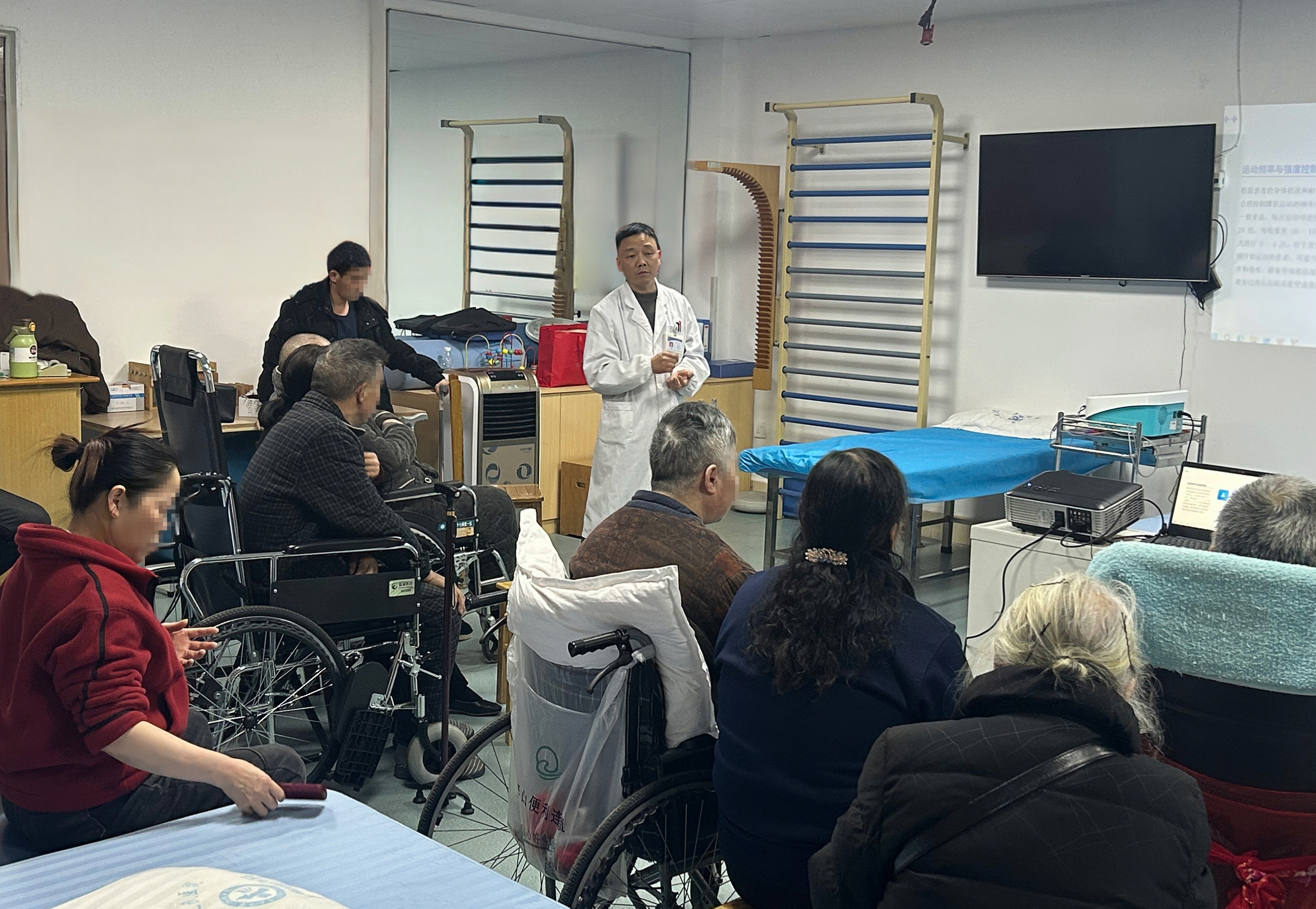 康复大讲堂:3个居家辅助动作,让卒中康复更安全有效 康复大讲堂:3个居家辅助动作,让卒中康复更安全有效