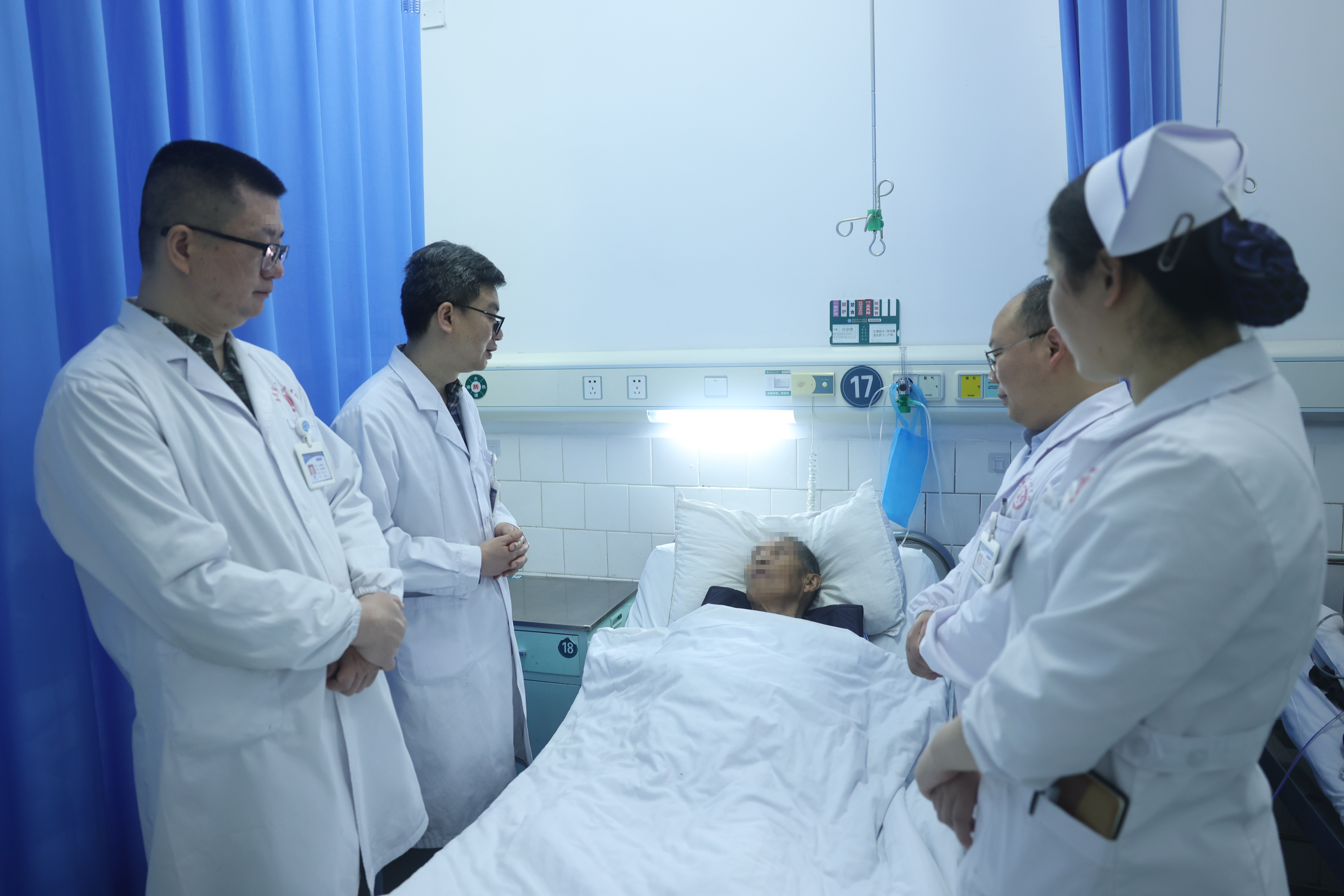 险象环生!87岁老人合并双疝、腹腔重度粘连, 微创手术成功闯关 险象环生!87岁老人合并双疝、腹腔重度粘连, 微创手术成功闯关